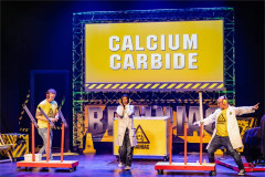 The calcium carbide experiment in Brainiac Live at the Garrick Theatre. Photo by Danny Kaan
