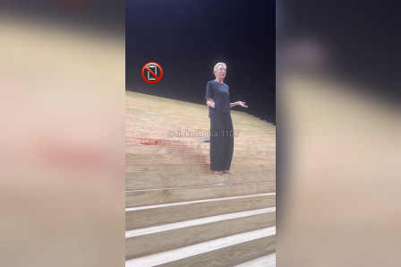 Cate Blanchett on stage in Electra/Persona at the Lyttelton Theatre, in a frame from the audience clip posted by @tinkerbella.1107 on Instagram