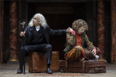 Kathryn Hunter as King Lear and Michelle Terry as the Fool in King Lear at Shakespeare's Globe, 2022. Photo by Johan Persson