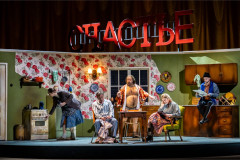 Around the table in the communal flat's kitchen in To Die For [A Comedy], Nederlandse Reisopera's 2026 Dutch touring production