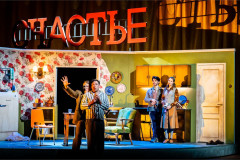 A scene in the communal flat in To Die For [A Comedy], Nederlandse Reisopera's 2026 Dutch touring production
