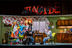 Neighbours crowd into the kitchen in To Die For [A Comedy], Nederlandse Reisopera's 2026 Dutch touring production