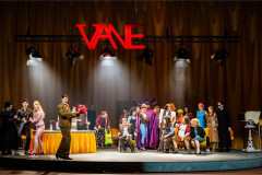 The live television variety show in To Die For [A Comedy], Nederlandse Reisopera's 2026 Dutch touring production