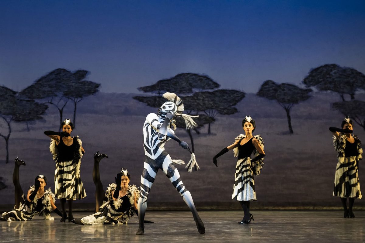 Yasiel Hodelín Bello and dancers of Birmingham Royal Ballet in David Bintley’s ‘Still Life’ at the Penguin Café. Photo by Tristram Kenton Yasiel Hodelín Bello and dancers of Birmingham Royal Ballet in David Bintley’s ‘Still Life’ at the Penguin Café. Photo by Tristram Kenton