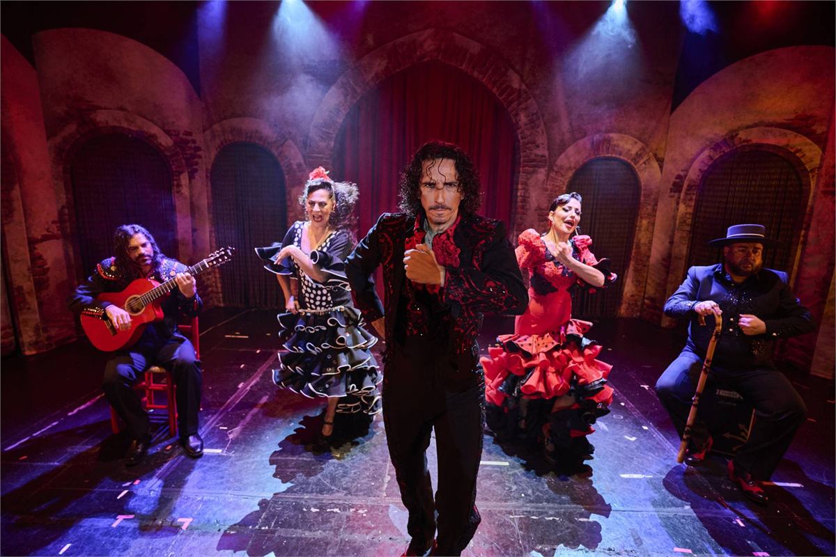 The company of Flamenc Oh!! by Yllana at the Peacock Theatre. Photo by Pablo Lorente