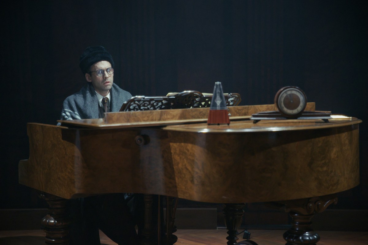 Benjamin O’Mahony at the piano in Holy Fool at Park Theatre