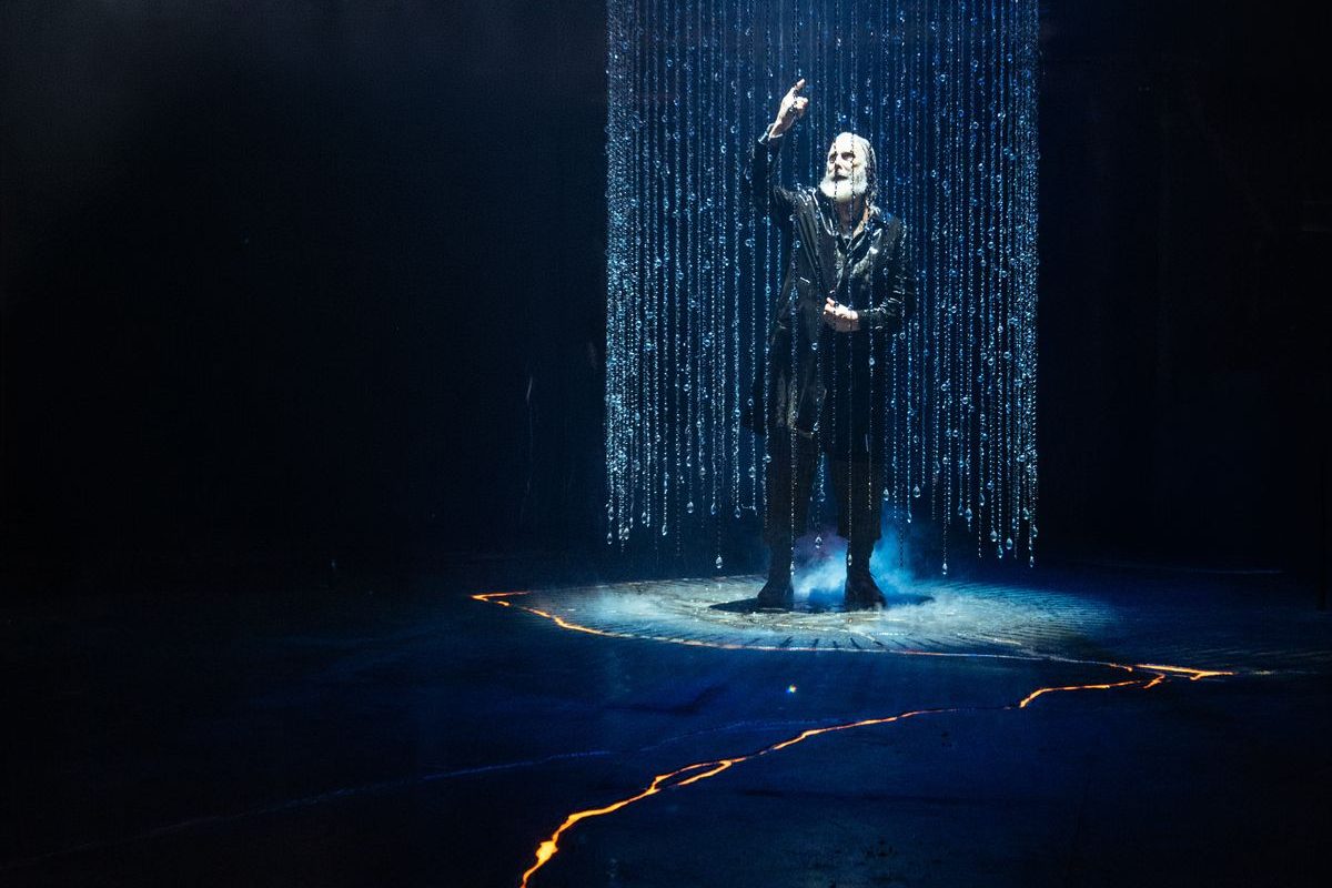 David Threlfall as King Lear under columns of chain in King Lear at the Royal Exchange Theatre. Photo by Helen Murray David Threlfall as King Lear under columns of chain in King Lear at the Royal Exchange Theatre. Photo by Helen Murray