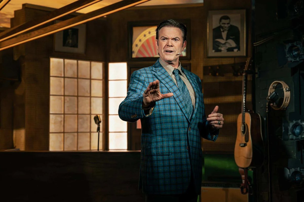 Darren Day as Sam Phillips in Million Dollar Quartet. Photo by Alex Tabrizi