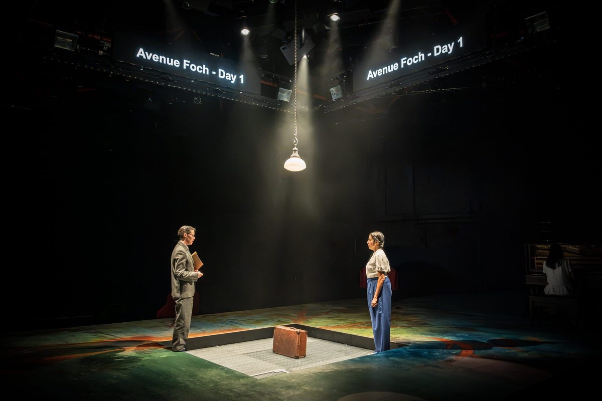 The interrogation at the Avenue Foch, the spine of a small and quiet light. Photo by Marc Brenner